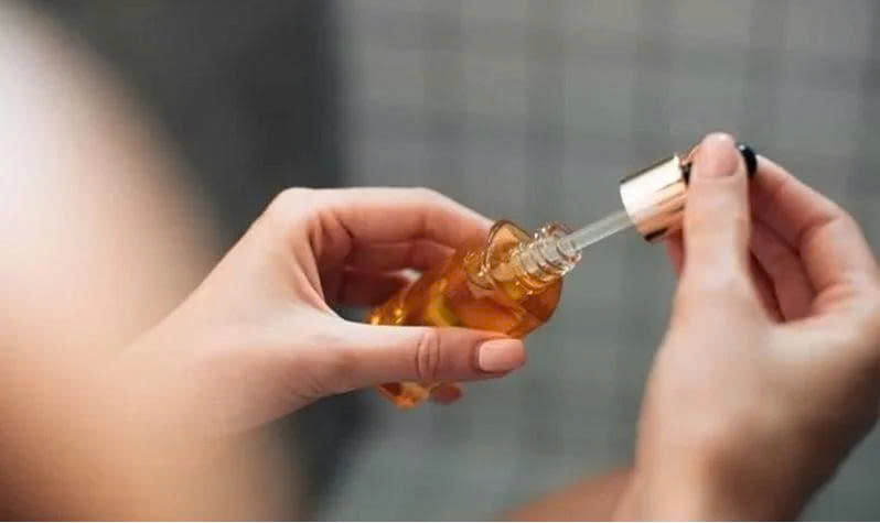 Chất dưỡng ẩm tốt nhất cho da khô: Giải pháp phục hồi làn da mềm mịn cùng cfr.vn