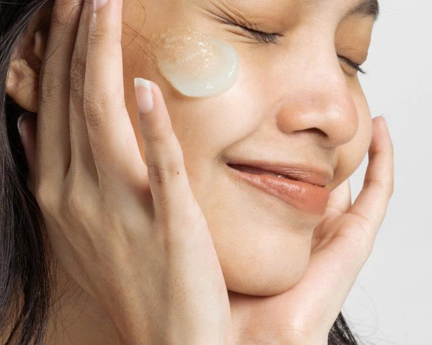 Kem dưỡng vs Gel dưỡng – Nên chọn loại nào để da đẹp bền vững?