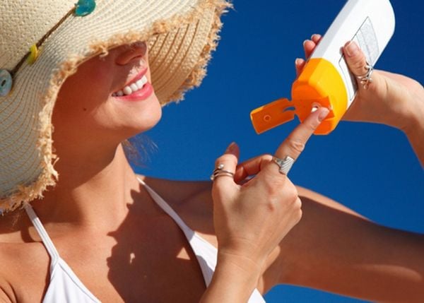 Dùng kem chống nắng thế nào để không bí da? Giải pháp chuẩn khoa học từ cfr.vn